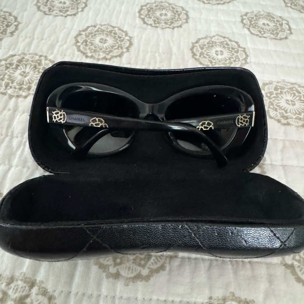 CHANEL Sleek Black Sunglasses - Picture 2 of 6